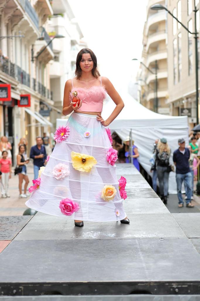 SUPERB AND ORIGINAL SKIRT CREATION FLOWERS AND PINK BUSTIER JULIETTE DUBOIS COUTURE